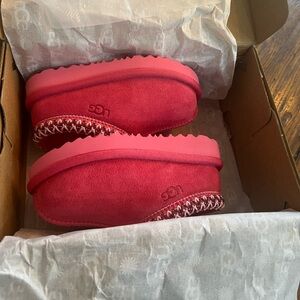 New in box little girls UGG Tasman 2 slippers size 6